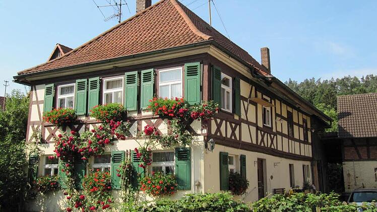 Hertels Elternhaus - neben der alten Schule das einzige Haus mit Vollwalmdach - stammt aus dem 17. Jahrhundert.