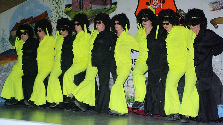 Eigentlich hieß der Auftritt der Elferratsdamen beim Weiberfasching Aura Schwarz-Weiß-Tanz. Schwarz-Gelb heißt aber nicht, dass alle BVB-Fans sind. Foto: Winfried Ehling