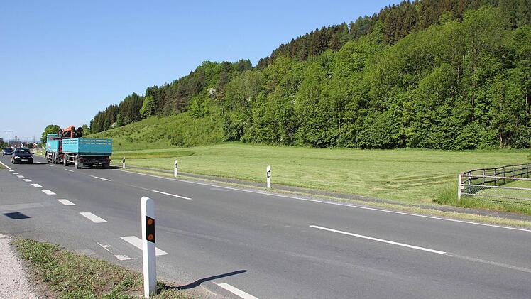 Auf der freien Fläche jenseits der Staatsstraße im Süden Steinbergs wird kein Gewerbegebiet ausgewiesen.  Fotos: Friedwald Schedel