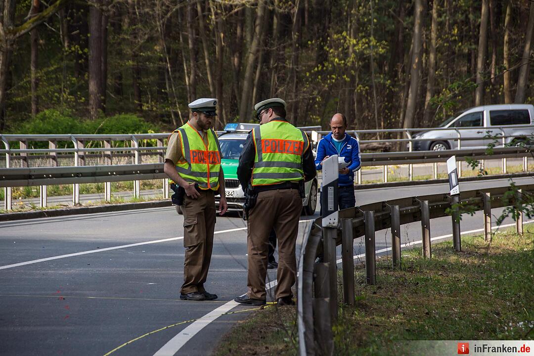 Unfall: Auto gerät bei Beutelsdorf auf Gegenfahrbahn und streift einen Traktor