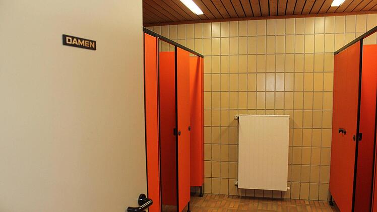 Beige-, Braun- und Orangetöne wie man sie im Toilettentrakt vorfindet, kennt man aus den 1980er Jahren.