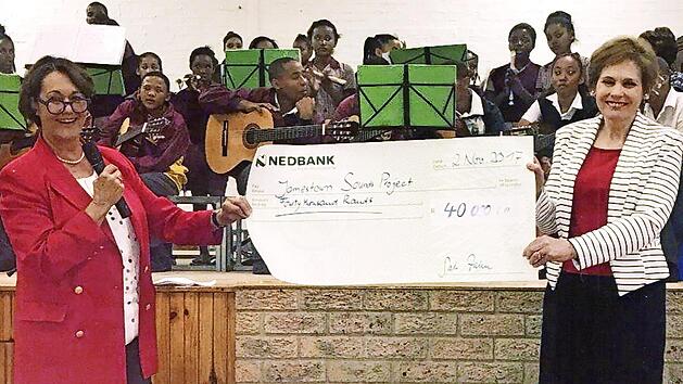 Schöne Momente: Die Vorsitzende von Cape Classic, Gabi Zahn, überreicht einen Scheck über 40 000 Südafrikanische Rand (rund 2700 Euro) an die Mitgründerin von Jamestown Sounds Projekt, Karin Calitz (von links).  Foto: Peter Klopf