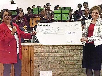 Schöne Momente: Die Vorsitzende von Cape Classic, Gabi Zahn, überreicht einen Scheck über 40 000 Südafrikanische Rand (rund 2700 Euro) an die Mitgründerin von Jamestown Sounds Projekt, Karin Calitz (von links).  Foto: Peter Klopf