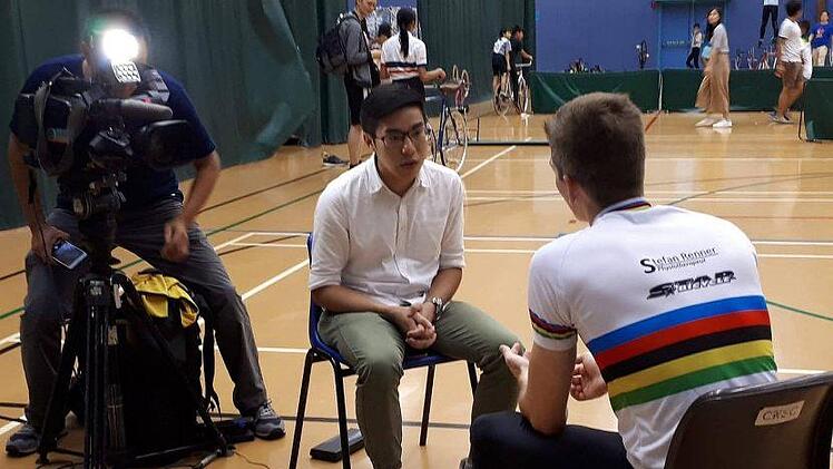 Interview mitten auf der Wettkampffläche: Lukas Kohl war in Hongkong ein gefragter Gesprächspartner. privat