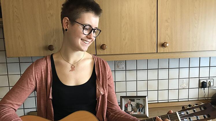 Louisa Friedrich in der Küche ihrer Großeltern - ihnen und eben dieser Küche und dem Leben darin hat die Medizinstudentin ein Lied gewidmet. Foto: Anja Vorndran