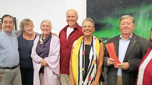 Mit der Kunst des Wortes zum Begriff Kunst beschäftigten sich Mitglieder des Literaturvereins Kulmbach zur Finissage der Ausstellung . Von links: Martin Meyer, Vorsitzende Karin Minet, Lieselotte Biley, Henry Kersting, Edina Thern, Klaus und Friederike Köstner. Fotos: Klaus Klaschka