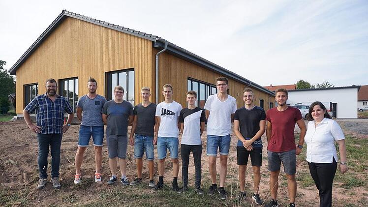 Die Langenleitener Jugend hat einen eigenen Verein gegründet. Sie werden  in das neue Dorfgemeinschaftshaus "Haus für Alle" einen eigenen  Jugendraum bekommen. Das Bild zeigt von links: Gemeinderat Erwin Voll,  Andre Keßler (Stiftungsrat), Fabian Voll, Jonas Dieling, Moritz Bühner,  Niklas Keßler, Bastian Metz, Nicolas Kirchner, Dennis Kirchner und  Bürgermeisterin Sonja Reubelt. Foto: Marion Eckert