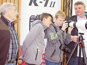 Luca Wachter und Oliver Bauer informieren sich am stand von Foto-Dölling über das neueste Pentax-Foto-Equipment. Fotos: Heike Schülein