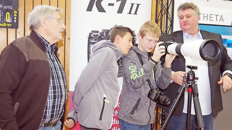 Luca Wachter und Oliver Bauer informieren sich am stand von Foto-Dölling über das neueste Pentax-Foto-Equipment. Fotos: Heike Schülein