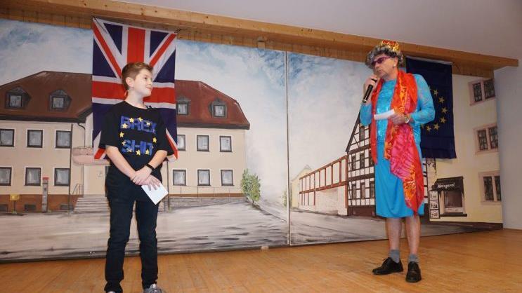 Die Queen (Thomas Höchemer) kam persönlich nach Zahlbach und moderierte mit seinem Sohn Jonas . Foto: Marion Eckert