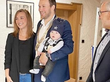 Stefan Reichold mit Frau und Kind bei der Amtsübergabe durch Helmut Krämer (rechts) Foto: privat