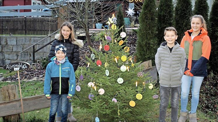 Die Geschwister Jannis und Laura sowie Melvin und Shirin brachten Weihnachtsfreude zu den Nachbarn vom Allerswald. Foto: Susanne Deuerling