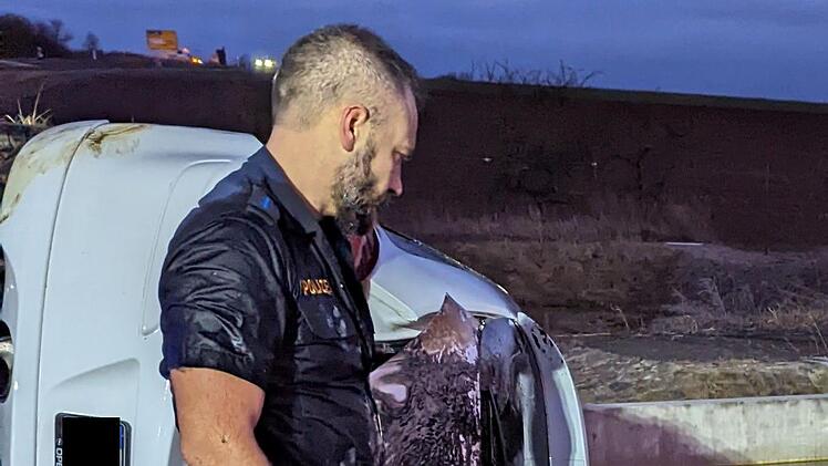 Michael Simon steht nach der Aktion durchnässt, erschöpft, hilflos und frustriert vor dem havarierten Auto. Foto: Polizei