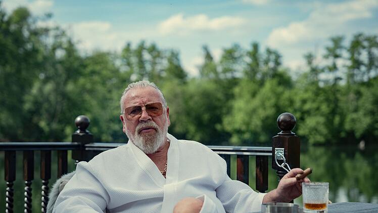 Manchmal vergisst man, dass Susies Vater, der Gangster Bobby Glass (Ray Winstone), im Gef&auml;ngnis ist, so gem&uuml;tlich und pittoresk hat er es dort.