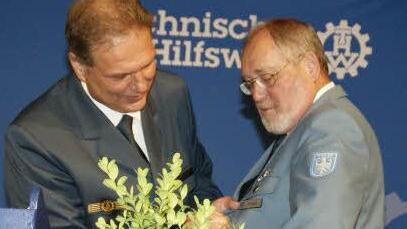 Seit 1967 engagiert sich Reinhard Kuhla (rechts) im THW. Den Ortsverband Haßfurt hat er geprägt. Für sein außerordentliches Engagement bekam er von Siegfried Schymala das Ehrenzeichen des THW in Bronze.