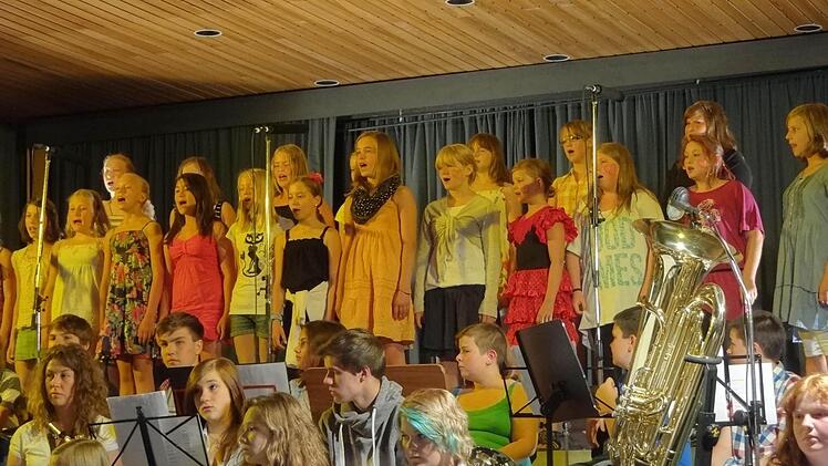 Unter der Leitung von Musiklehrerin Tanja Lorenz präsentierten sich die jungen Sängerinnen und Sänger der Chorklasse 5c auftrittsstark.