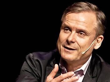 Axel Hacke bei seinem Auftritt im Coburger Kongresshaus. Foto: Jochen Berger