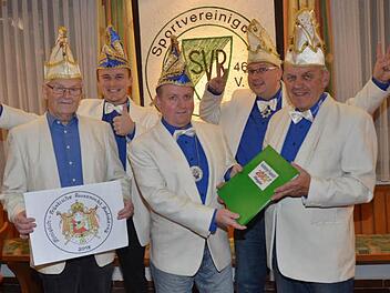 Sie versprechen lustige Büttenabende (von links): Georg Tannhäuser (mit Ordensentwurf), Stefan Heinlein (Vorsitzender und Hauptorganisator), René Wagner (neuer Regisseur), Christian Haderlein (Sitzungspräsident im Elferrat), Wolfgang Romig (bisheriger Regisseur). Foto: Hofmann