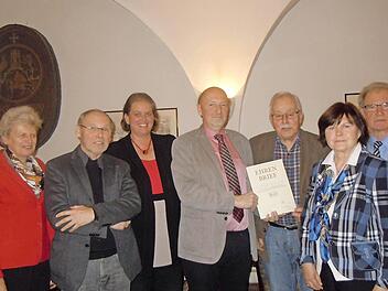 Treue BLLV-Mitglieder wurden geehrt (von links): Claudia Landgraf, Horst Müller, Manuela Weidinger, Rektor Wolfgang Wittmann, Wolf-Dieter von Nocks, Christine Wich, Heiner Wich). Foto: Anneliese Albert