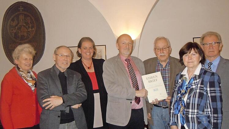 Treue BLLV-Mitglieder wurden geehrt (von links): Claudia Landgraf, Horst Müller, Manuela Weidinger, Rektor Wolfgang Wittmann, Wolf-Dieter von Nocks, Christine Wich, Heiner Wich). Foto: Anneliese Albert