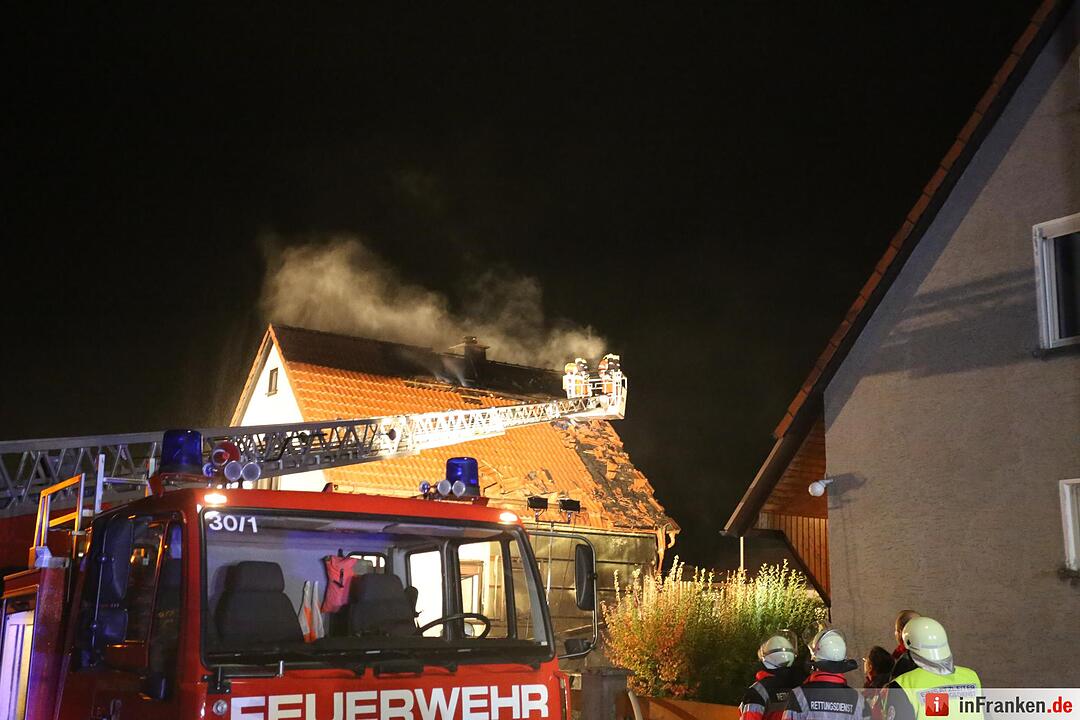 Brennender Pkw greift auf Wohnhaus ueber - Dachstuhlbrand