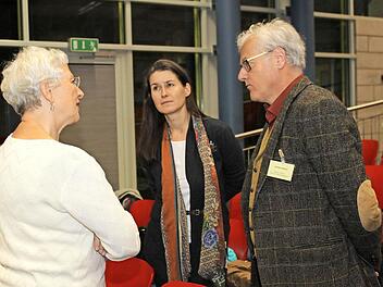 Rose Stark (l.), Christiane Meyer und Günther Werner diskutieren über mögliche Standorte der Familienstützpunkte. Foto: Carmen Schwind