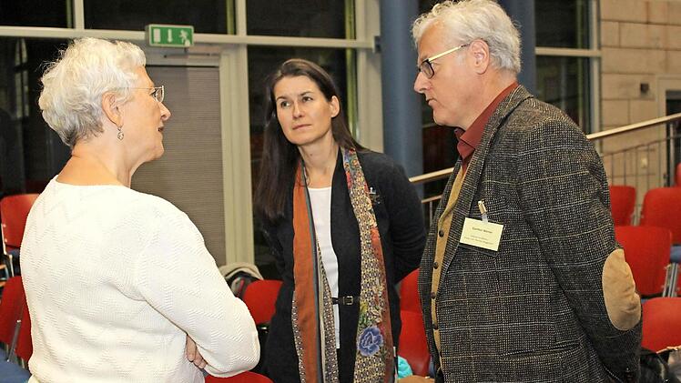 Rose Stark (l.), Christiane Meyer und Günther Werner diskutieren über mögliche Standorte der Familienstützpunkte. Foto: Carmen Schwind