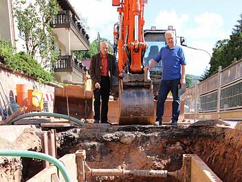 Stadtwerke-Chef Günter Schneider und Reinhold Müller schauen sich auf der Baustelle um. Foto: Ralf Ruppert