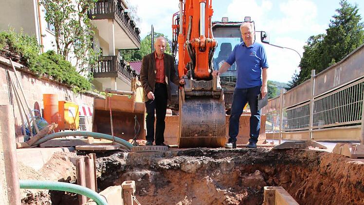 Stadtwerke-Chef Günter Schneider und Reinhold Müller schauen sich auf der Baustelle um. Foto: Ralf Ruppert