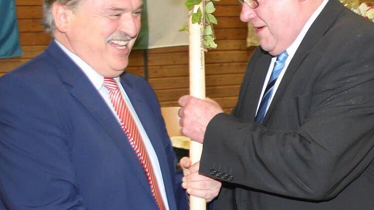 Landrat Söllner hatte ein Geschenk dabei. Foto: Jürgen Gärtner