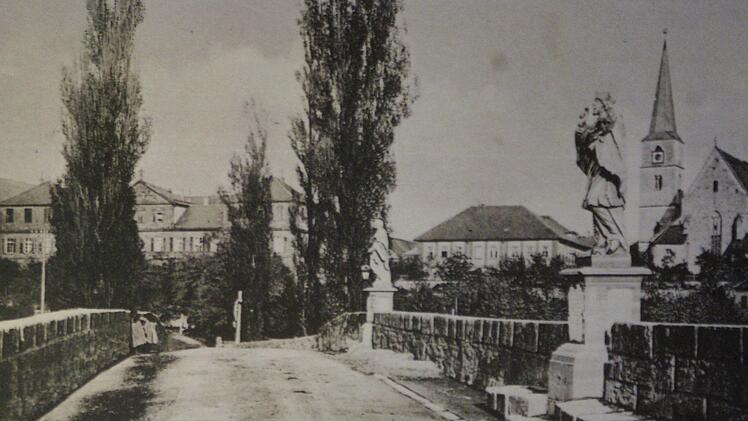 Die mehr als 800 Jahre alte Steinbrücke erlebte 1955 ihre letzten Tage. Repro: Winfried Ehling