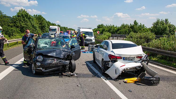 Auf der A70 von Bamberg in Richtung Schweinfurt kam es am Freitag (18.06.2021) zu einem Verkehrsunfall am Stauende.