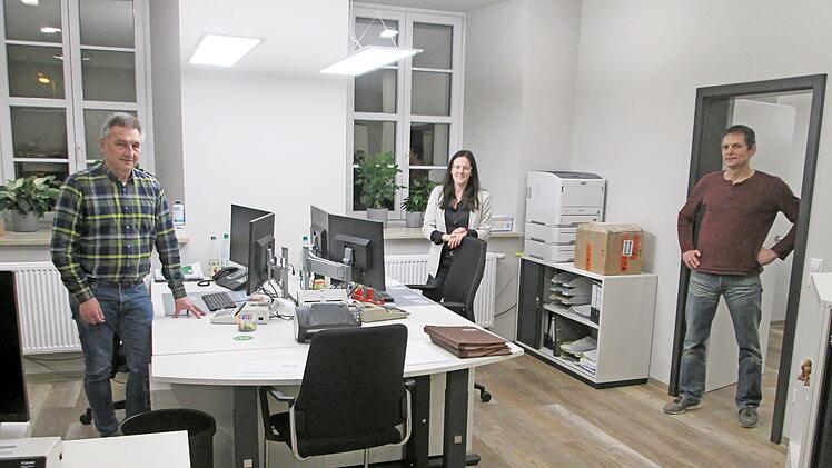 In sanierten Amtsstuben mit neuem Inventar ist gut zu arbeiten, befanden (von links) Willibald Kippes, Bauabteilungsleiterin Christina Luxem und Kämmerer Andreas Mützel.