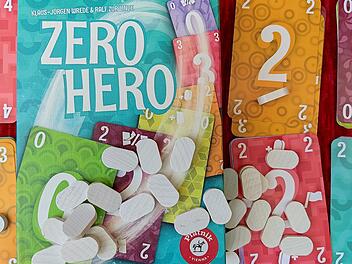 Kartenspiel-Test Zero Hero - Absackerspiel mit Kaufmechanismus und Ärger-Faktor
