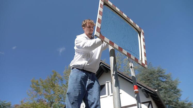 F&uuml;r Tim ist das Ehrenamt kein Nebenbei, sondern gelebte Verantwortung. Der J&uuml;ngste im Gemeinderat, der J&uuml;ngste in der Verbandsgemeinde, der j&uuml;ngste B&uuml;rgermeister Deutschlands - mittendrin in all den kleinen und gro&szlig;en Entscheidungen.