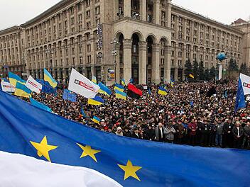Massendemonstration in Kiew für die Annäherung der Ukraine an die EU. Foto: Sergej Dolschenko/dpa