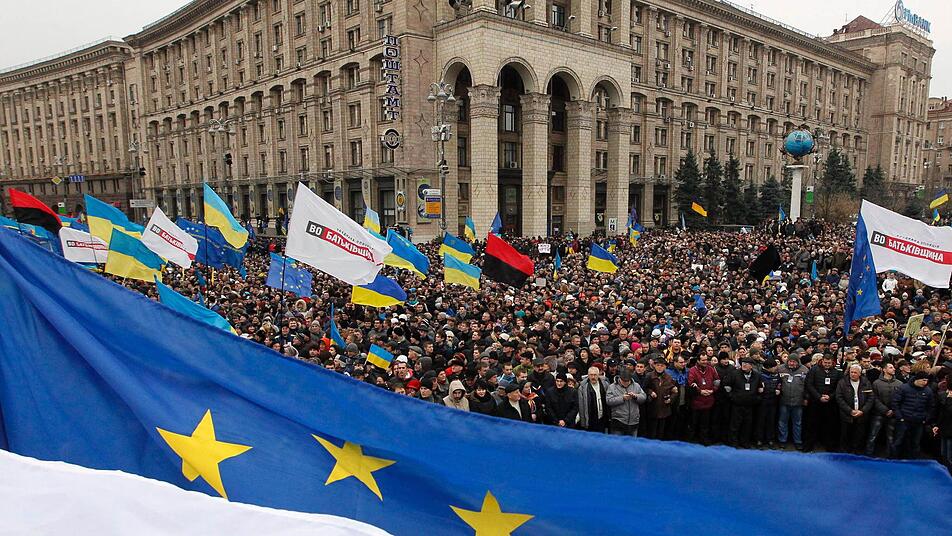 Massendemonstration in Kiew für die Annäherung der Ukraine an die EU. Foto: Sergej Dolschenko/dpa Massendemonstration in Kiew für die Annäherung der Ukraine an die EU. Foto: Sergej Dolschenko/dpa