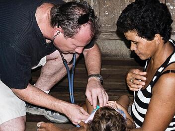 Allgemeinmediziner Alexander Wiesner beim Einsatz in einem Amazonas-Dorf.Fotos: Sigismund v. Dobschütz /Wiesner (5)