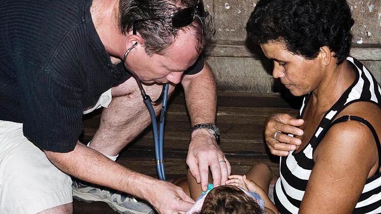 Allgemeinmediziner Alexander Wiesner beim Einsatz in einem Amazonas-Dorf.Fotos: Sigismund v. Dobschütz /Wiesner (5)