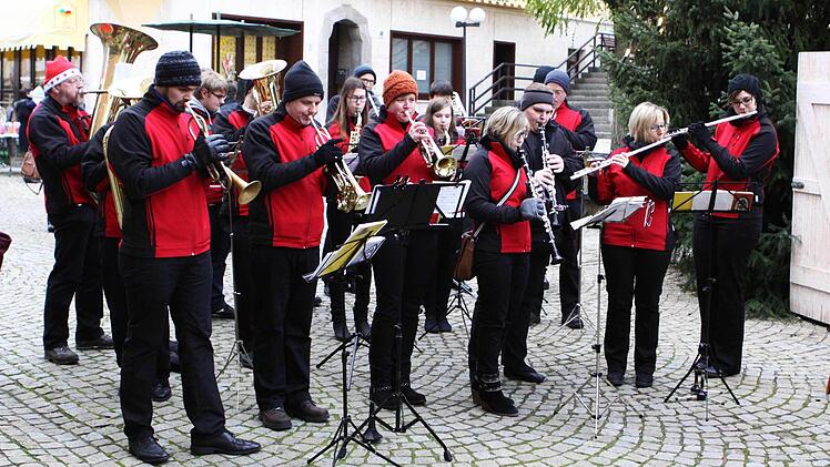 Die Georgi-Bläser als "wandelnde Kapelle". Foto: Lukas Dill