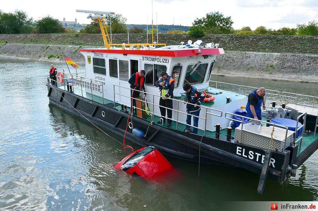 Auto geht im Main in Würzburg unter