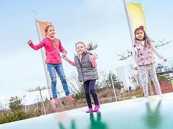 Die ersten Kinder durften das Riesen-Hüpfkissen schon ausprobieren. Foto: Playmobil Funpark