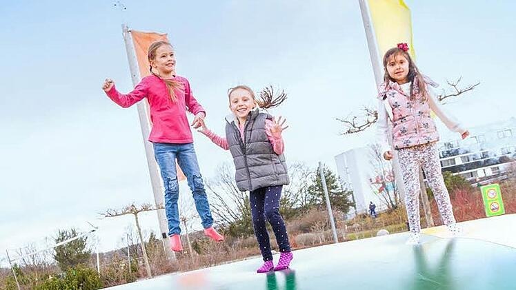 Die ersten Kinder durften das Riesen-Hüpfkissen schon ausprobieren. Foto: Playmobil Funpark