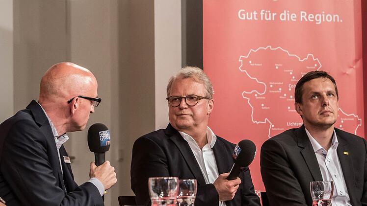 FC Coburg-Vorsitzender Walter Luft (Mitte) im Gespräch mit Tageblatt-Redaktionsleiter Oliver Schmidt (links). Rechts: HSC-Vorstandssprecher Stefan ApfelFoto: Jochen Berger