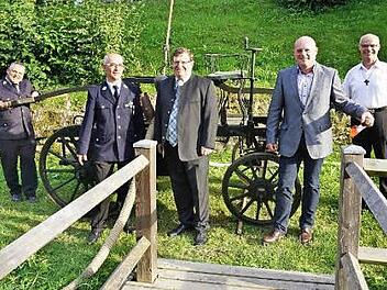 Anlässlich der Inbetriebnahme und Segnung des neuen Feuerwehrgerätehauses wurde auch die historische Handspritze ausgestellt. Auf dem Foto (von links) Kreisbrandrat Stefan Schmöger, Kommandant Georg Reitz, stellvertretender Landrat Josef Demar, Bürgermeister Georg Seiffert und Pfarrer Manfred Endres.  Foto: Marion Eckert