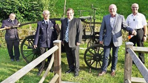 Anlässlich der Inbetriebnahme und Segnung des neuen Feuerwehrgerätehauses wurde auch die historische Handspritze ausgestellt. Auf dem Foto (von links) Kreisbrandrat Stefan Schmöger, Kommandant Georg Reitz, stellvertretender Landrat Josef Demar, Bürgermeister Georg Seiffert und Pfarrer Manfred Endres.  Foto: Marion Eckert