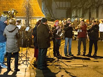 Die Trachtenkapelle stimmte auf Weihnachten ein.  Foto: Björn Hein