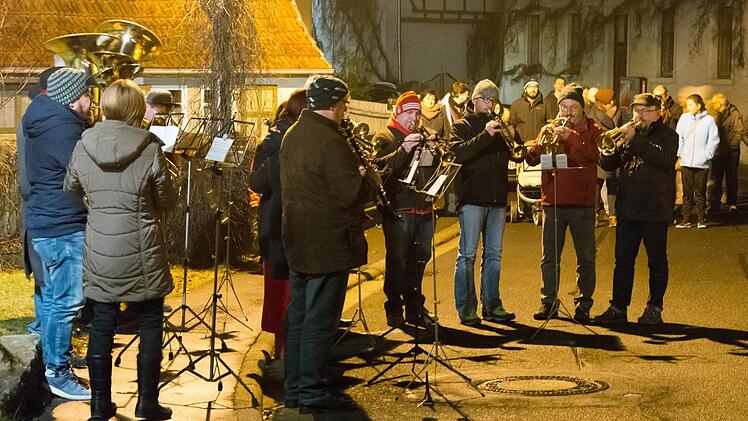 Die Trachtenkapelle stimmte auf Weihnachten ein.  Foto: Björn Hein