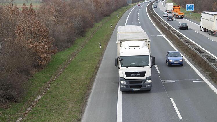 Blick von der Brücke Richtung Hirschaid: Ein weiterer Lkw ist zu weit nach rechts geraten und steuert gegen.