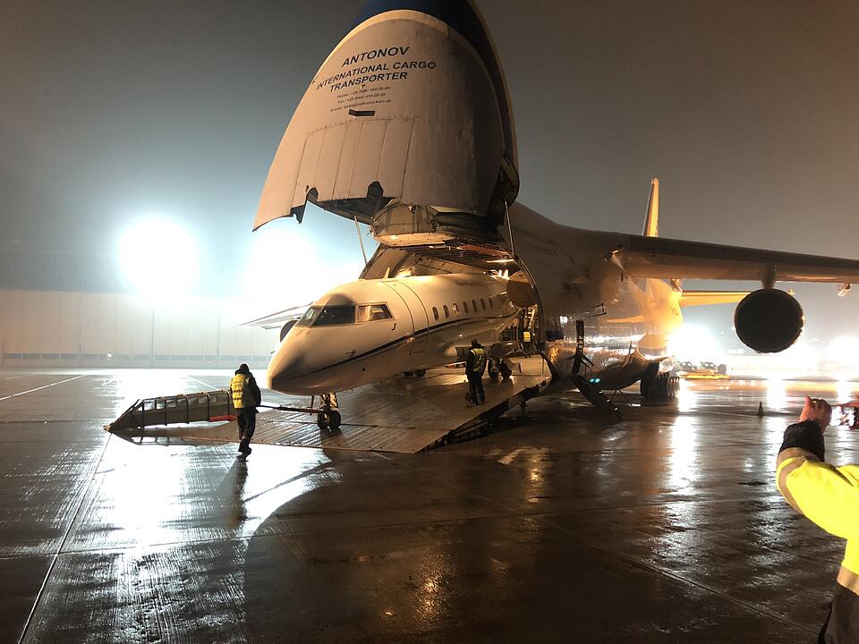 Airport Nürnberg: Riesenflieger landet am Flughafen – Flugzeug an Bord